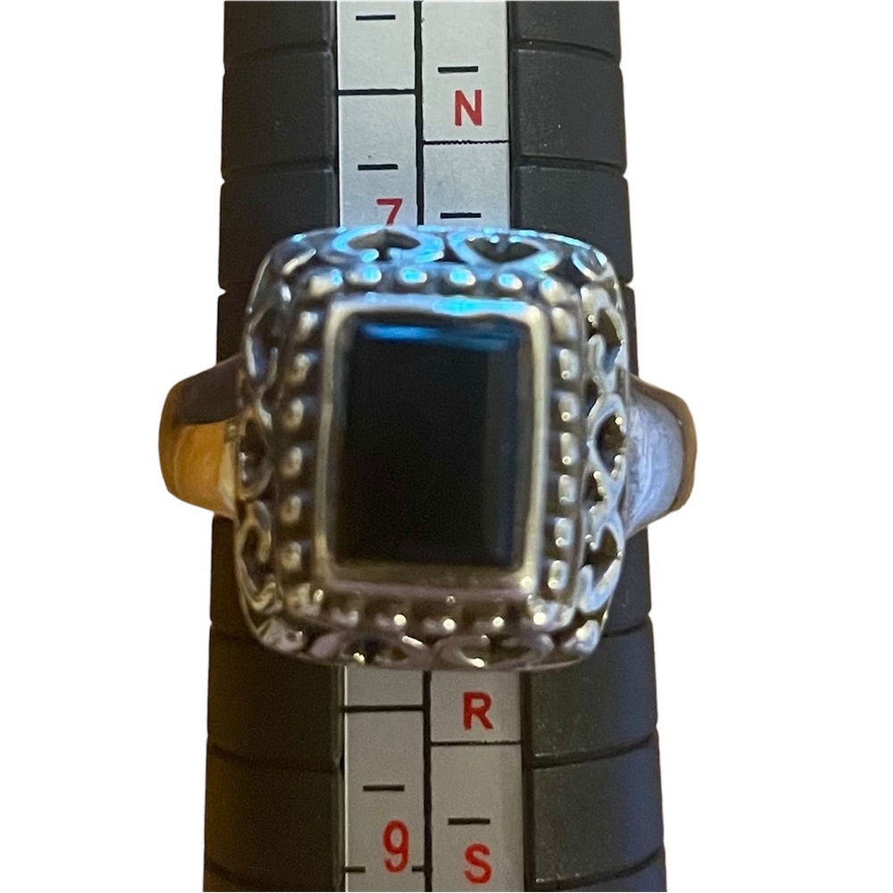 Black onyx - 925 silver - size 8 ring - intricate setting - vintage ring - EUC!